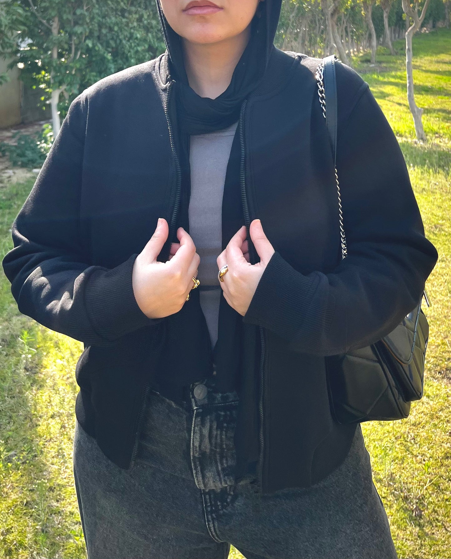 Black essential zip−up jacket