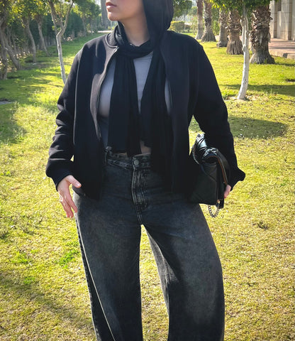 Black essential zip−up jacket