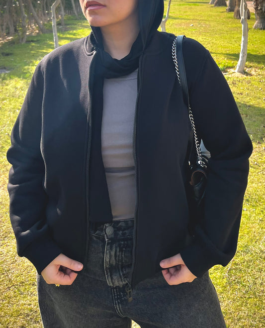 Black essential zip−up jacket
