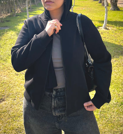 Black essential zip−up jacket