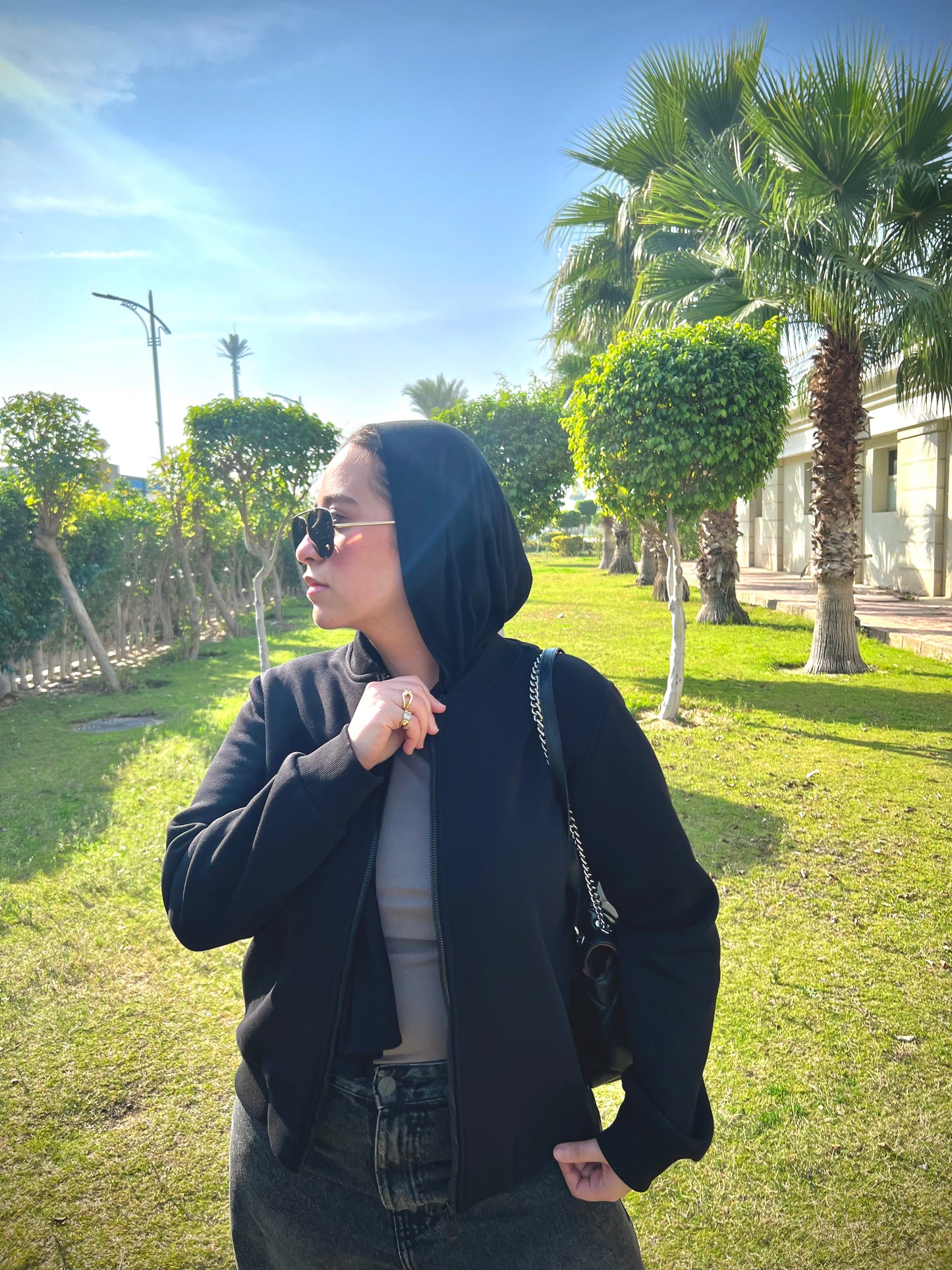 Black essential zip−up jacket