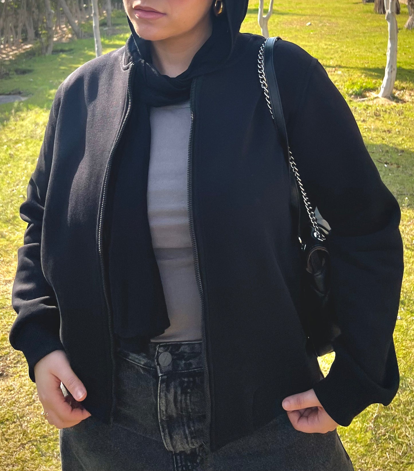 Black essential zip−up jacket