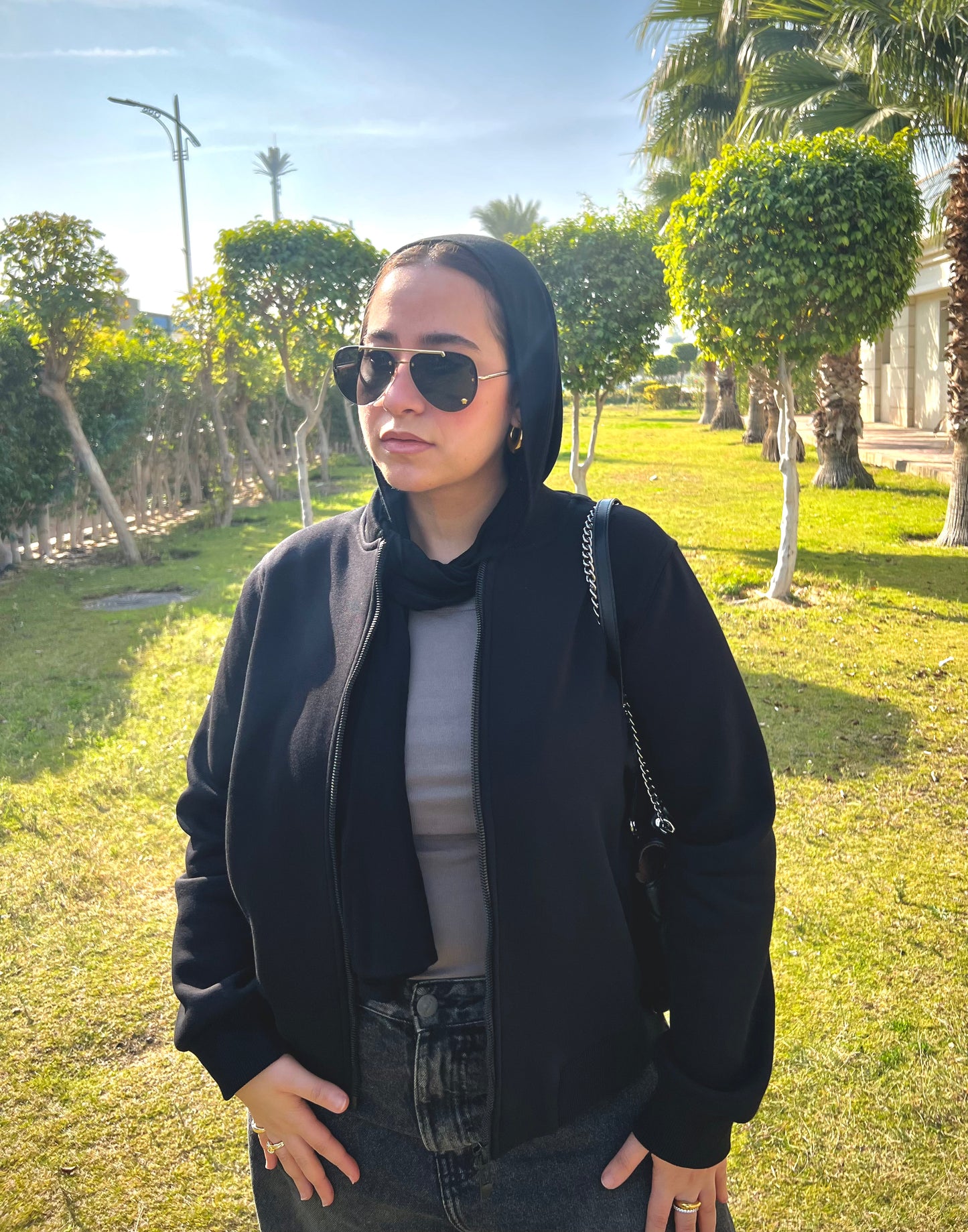 Black essential zip−up jacket